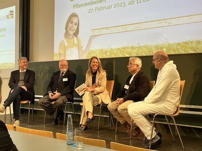 odiumsdiskussion (v.l.n.r.): Martin Proesler, Rudolf Bichsel, Dr. Ines Marbach, Professor Kharazipour und Datty Ruth