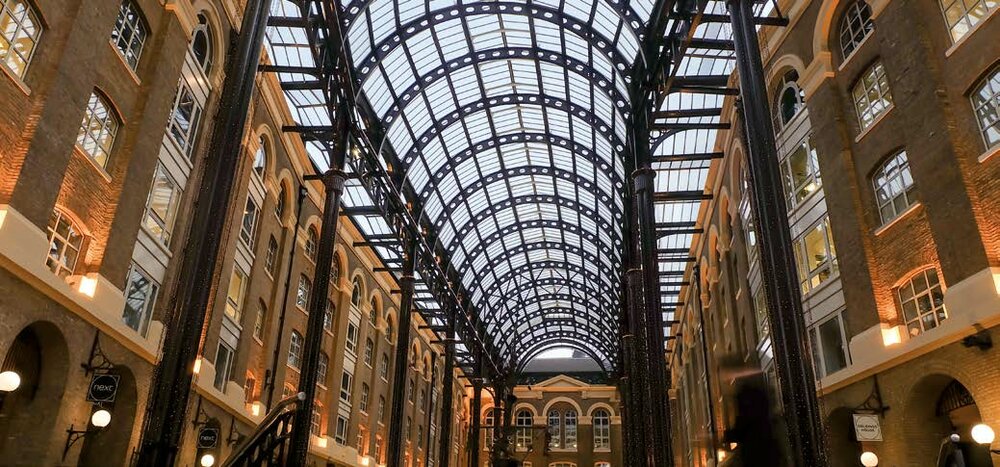 Beispiel für ein „Mixed-Use-Gebäude“ ist die Hay’s Galleria in London, in der Büros, Restaurants, Geschäfte und Wohnungen untergebracht sind.