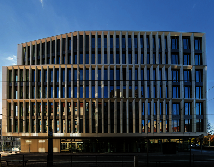 Die Fassade kombiniert Glaselemente mit Novelis-Farbaluminiumtafeln