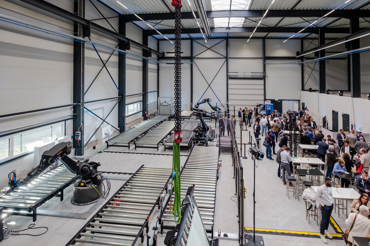 Blick in das Carbonbetontechnikum, ähnlich einer Industriehalle mit Stahlträgern