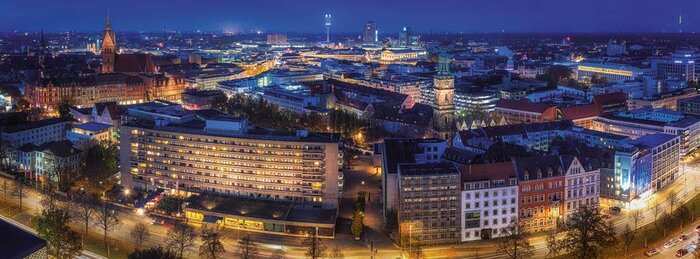 SektoDass eine nachhaltige Innenentwicklung in deutschen Städten (hier im Bild als Beispiel Hannover) notwendig ist, wird anhand mehrerer Probleme deutlich. Dazu zählen der Flächenverbrauch und die Bodenversiegelung, die Wohnungskrise und der Immobilienboom, Prozesse der Gentrifizierung und Segregation, ressourcen- und energieintensive Lebensstile und Verhaltensweisen, der Ausstoß von Emissionen, die Dominanz des Autoverkehrs sowie die Corona-Krise.