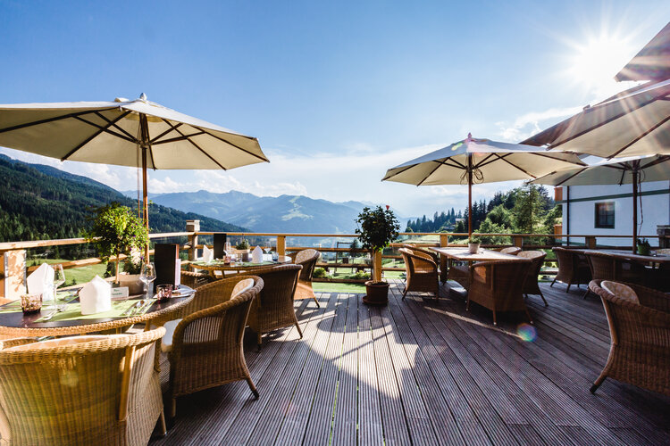 Terrassenausblick des Naturhotel Edelweiss Wagrain auf die Wagrainer Bergkulisse