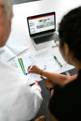 Ingeurin beim Planen, Quelle: ThisisEngineering RAEng / Unsplash thisisengineering-raeng-SyRlD4s_amw-unsplash.jpg