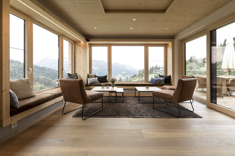  Naturhotel Edelweiss Wagrain: Lobby und Bar mit Terassenfenstern und Blick auf die Berge