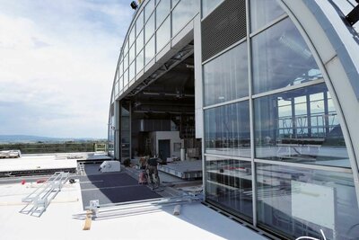 Der Dachlandeplatz mit Hangar an der BG-Unfallklinik Frankfurt am Main während der Bodensanierung durch Fachkräfte des Bautenschutzspezialbetriebs Epowit