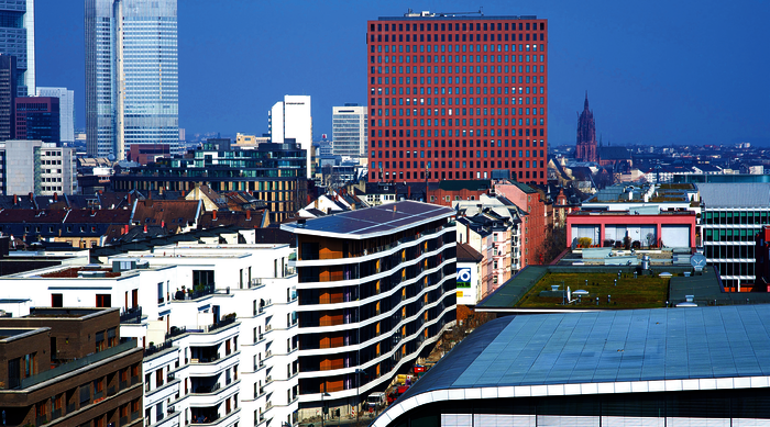 Die Planer des Aktiv-Stadthauses in Frankfurt am Main wollten zeigen, dass Plusenergie-Gebäude auch im großen Maßstab funktionieren