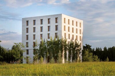 Ganz ohne Klimatechnik kommt das Gebäude „2226“ in Lustenau aus. Dank der massiven Ziegelwände sind im Innenraum ganzjährig Temperaturen zwischen 22 und 26 °C.