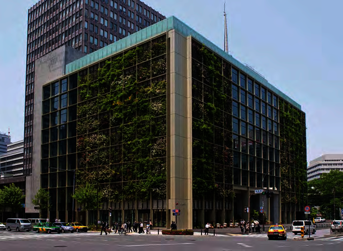 gB_2017_05_044_1.png Auch die Fassade ist begrünt und sorgt für Sonnenschutz und saubere Luft.