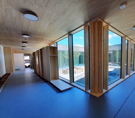 Blick aus dem Atrium in den zentralen Lichthof, ebenerdig