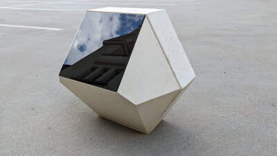 Die Solar.con-Fassade zusammengesetzt aus Betonwaben mit integrierten Solarmodulen