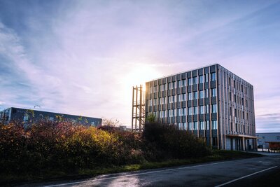 Durch den Verzicht einer zusätzlichen Verkleidung kommen Oberflächen und eingesetzte Materialien beim Bürogebäude im Gewerbegebiet Eichwald Nord in Sachsenheim optisch voll zur Geltung.