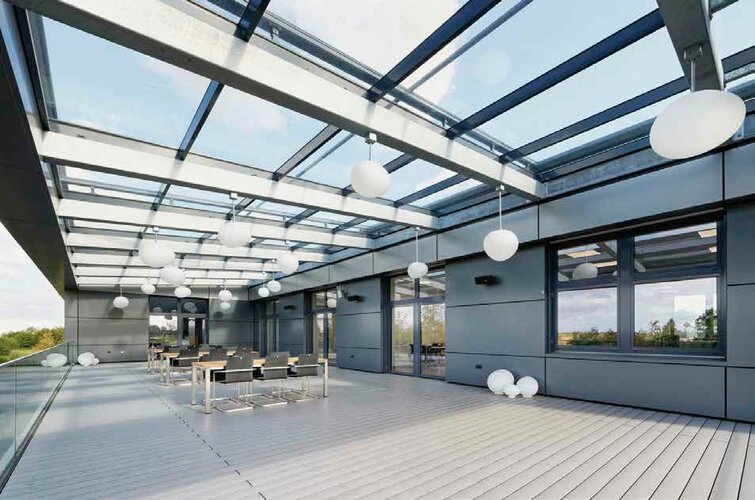 Im eingefahrenen Zustand sind die auf der Dachterrasse eingebauten Raffstoren und Markisen kaum zu erkennen