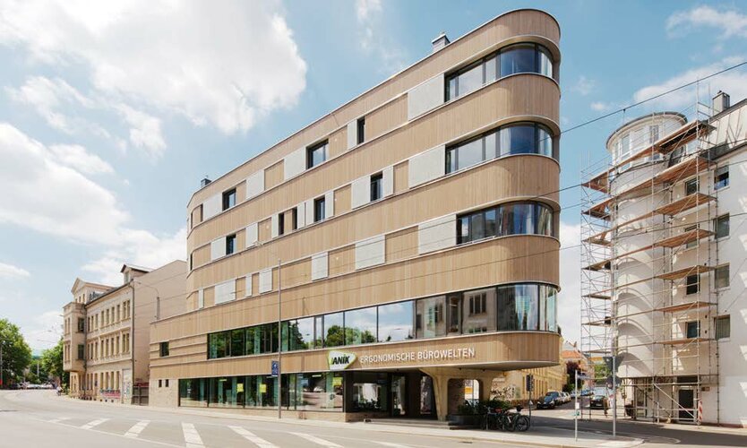 Vorbildliche Ökobilanz an einer schwierig zu bebauenden Ecke: das Holzhaus in Leipzig-Lindenau.