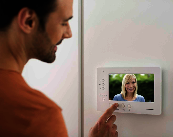 Die neue Videotür-Sprechanlage VSystemPRO von Somfy