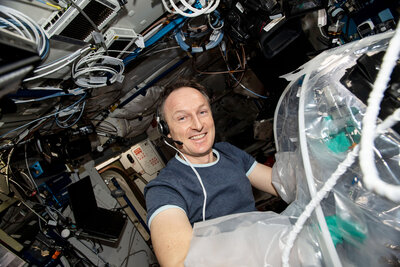 Astronaut Matthias Maurer mischt den Beton im All.