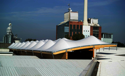 Elegante Dachlösung inmitten von Industrie: Eine Membran aus Polyestergewebe überspannt die BS-Holz-Konstruktion.