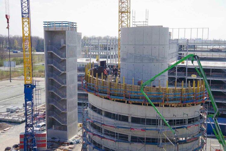 Zahlreiche Ingenieure sind am Flughafen beschäftigt. Unter anderem beim Bau des Parkhauses