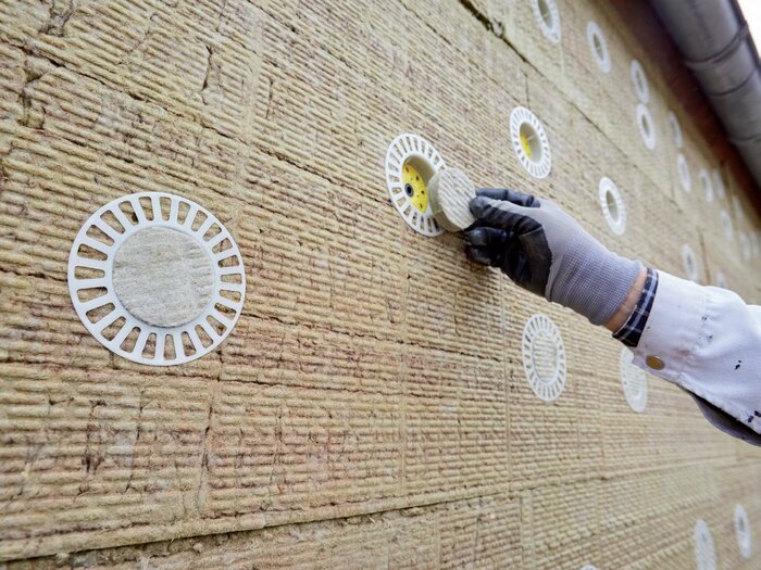 Um den Rückbau zu erleichtern, werden die Dämmplatten bei „weber.therm circle“ rein mechanisch mit Schraubdübeln an der Fassade befestigt.
