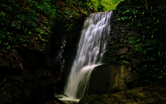 Freier Fall. Bezaubernd, wenn in der Natur Wasser fällt. Richtungswechsel hingegen erfordert kluge Technik.