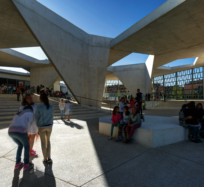 Kindergarten, Grundschule und Oberschule gruppieren sich jeweils um einen Innenhof – „Schule“ findet in Spanien zum großen Teil auch im Freien statt.
