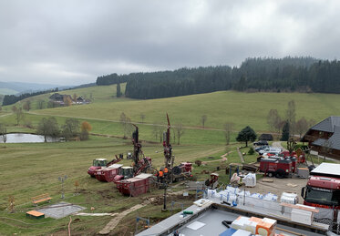 Im Abstand von 10 m wurden auf dem Hotel-Grundstück 23 Geothermie-Sonden in 160 m Tiefe platziert. Mit ihnen können 68 % des Wärmebedarfs gedeckt werden.