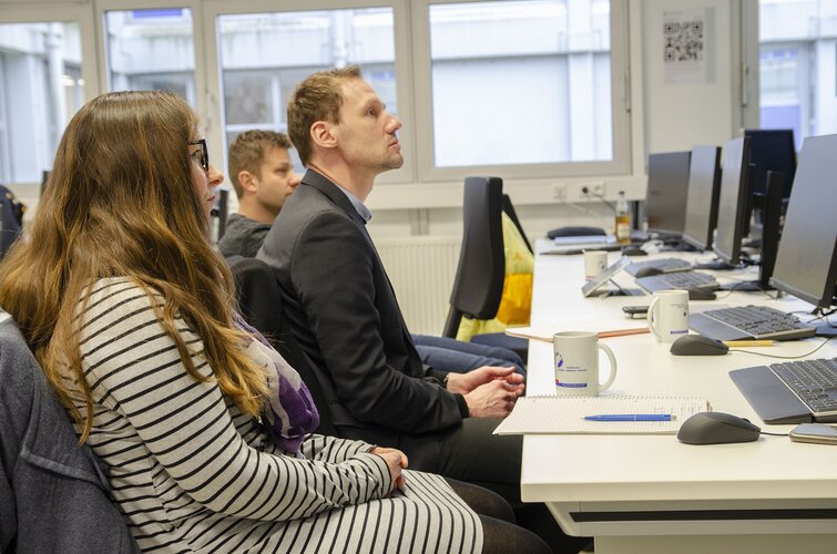 Verena Kuhn, Alexander Ehlig und Christian Holterhues (v. l.) von der WESt mbH sowie dem Architekturbüro Varwick schauten sich die Entwürfe für das GRIPS-IV-Gebäude, das am Steinfurter Campus entstehen könnte, an.