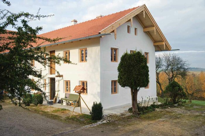 Die Fassade des Bauernhauses in Pleiskirchen blieb bei der Sanierung erhalten.