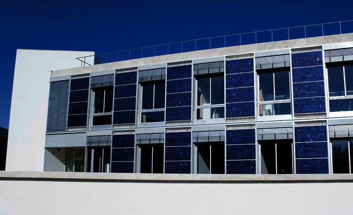 Wie will die Gesellschaft künftig bauen und welchen Stellenwert haben dabei Investitionskosten und Klimaschutz? Die geplante Einführung des GEG steht exemplarisch für den Widerstreit der Interessen.