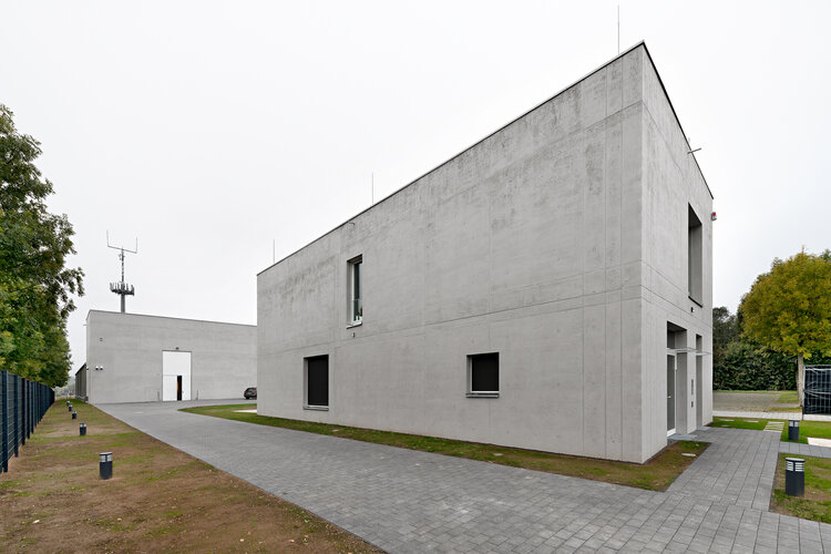 Das Empfangsgebäude und die dahinterliegende Skulpturenhalle - monolithisch errichtet aus Liapor-Leichtbeton in 50 cm Stärke.
