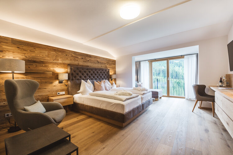 Zimmerausstattung im Naturhotel Edelweiss Wagrai mit vielen Naturmaterialien
