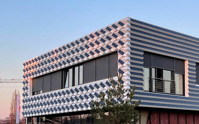 Süd-West-Ecke der realisierten SOLAR.shell-Demonstratorfassade am Firmengebäude vom Projektpartner Aluform Verarbeitungs-GmbH in Bad Rappenau 