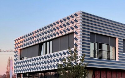Süd-West-Ecke der realisierten SOLAR.shell-Demonstratorfassade am Firmengebäude vom Projektpartner Aluform Verarbeitungs-GmbH in Bad Rappenau 