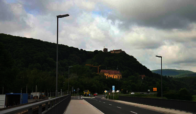 Im fränkischen Hammelburg hat die TUM fünf Belastungsversuche an der alten Saalebrücke durchgeführt.