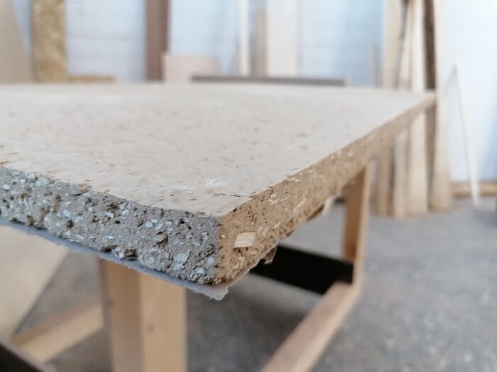 Liegende Lehmplatte: Baulehm und Chinaschilf
