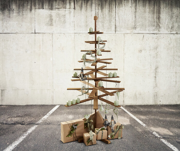 Ein Weihnachtsbaum in skandinavisch-reduziertem Stil