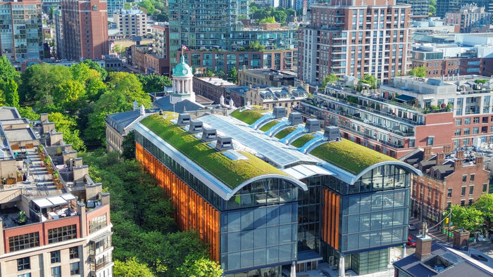 BAU 2025: ZinCo kombiniert Solar und Wasserrückhalt auf Gründächern