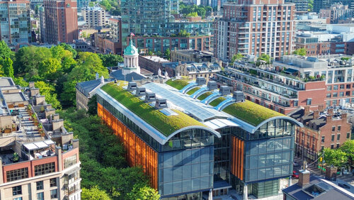 BAU 2025: ZinCo kombiniert Solar und Wasserrückhalt auf Gründächern