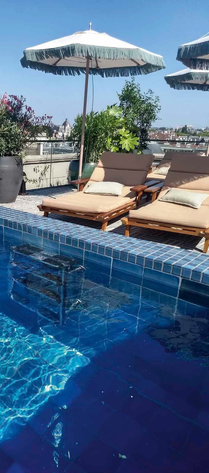 Auch auf dem Dach zeigt sich die Handschrift von Soho House und bildet ein stimmiges Miteinander verschiedener Farben und Muster.