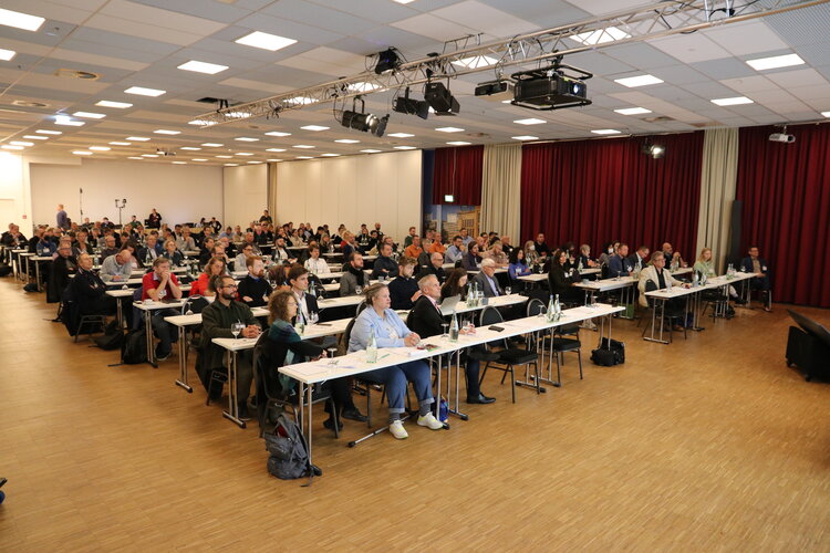 Teilnehmer an Tischen beim BuGG-Fachkongress "Solar-Gründach" 2022