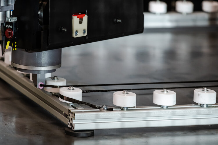 Im Carbonbetontechnikum fertigt ein Roboter die Bewehrung aus Carbon individuell vor Ort