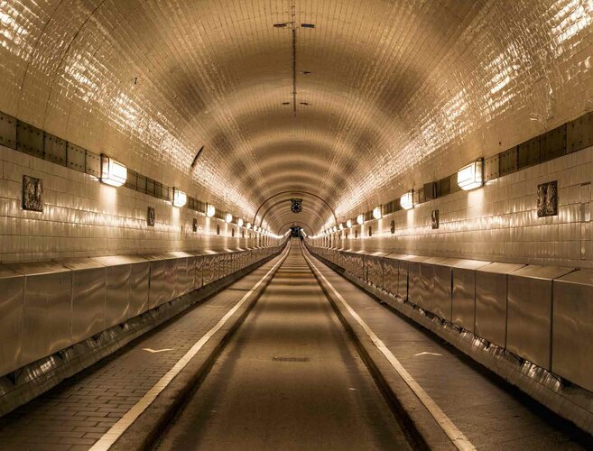 Historisches Wahrzeichen der Ingenieurbaukunst: der alte Elbtunnel in Hamburg.