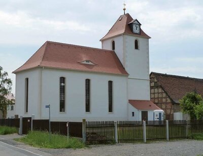 Die wiederaufgebaute Tellschützer Kirche im Jahr 2020.