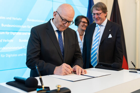 Partnerschaftscharta_Boekamp-BIngK-unterzeichnet.jpg