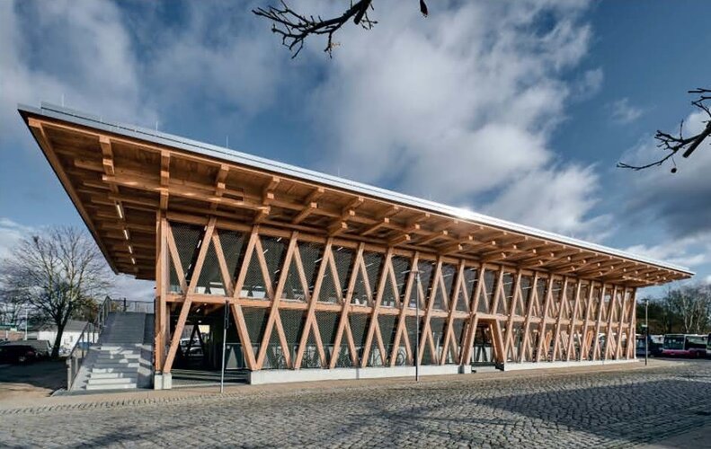 Fahrradparkhaus als Holzkonstruktion in Eberswalde, Außenaufnahem der Ständer und des überstehenden spitzen Flachdaches