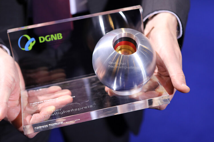 DGNB-Preis-Nachhaltiges-Bauen-Rathaus-Freiburg-Kugel.jpg DGNB-Preis-Nachhaltiges-Bauen-Rathaus-Freiburg-Kugel.jpg