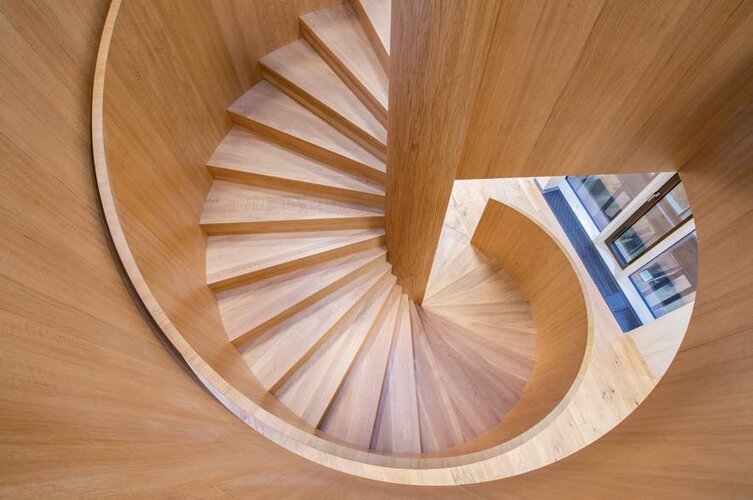 Das Herzstück im Gebäude ist die Spindeltreppe aus Holz mit konisch zulaufender Mittelspindel.