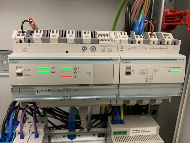Die Hardware ist verborgen in einer Vielzahl von Schaltschränken und intelligent verknüpft mit den Komponenten, die Wärme und Strom liefern.