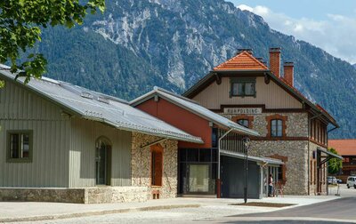 Mitten in Ruhpolding – An diesem schmucken Kopf-Bahnhof kommen seit 127 Jahren die Gäste an.