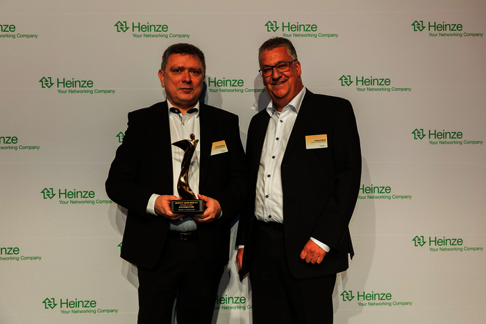 Zum dritten Mal freuen sich Halfen Geschäftsführer Richard Wachter (links) und Marketingleiter Thomas Kalthoff über den Architects’ Darling Award in der Kategorie Befestigungstechnik.