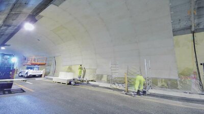 Das Bild zeigt die Montage von „Aestuver Tx“ Brandschutzplatten im Bergiseltunnel.